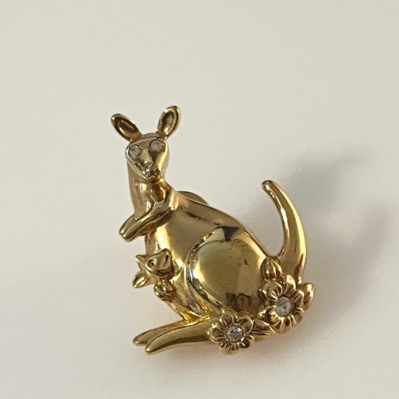 Avon Gold Tone Kangaroo and Joey Jewelry Pin Tie Tack Brooch With Rhinestones - Picture 9 of 9